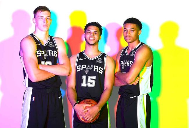 运动员跃起 运动员跃起